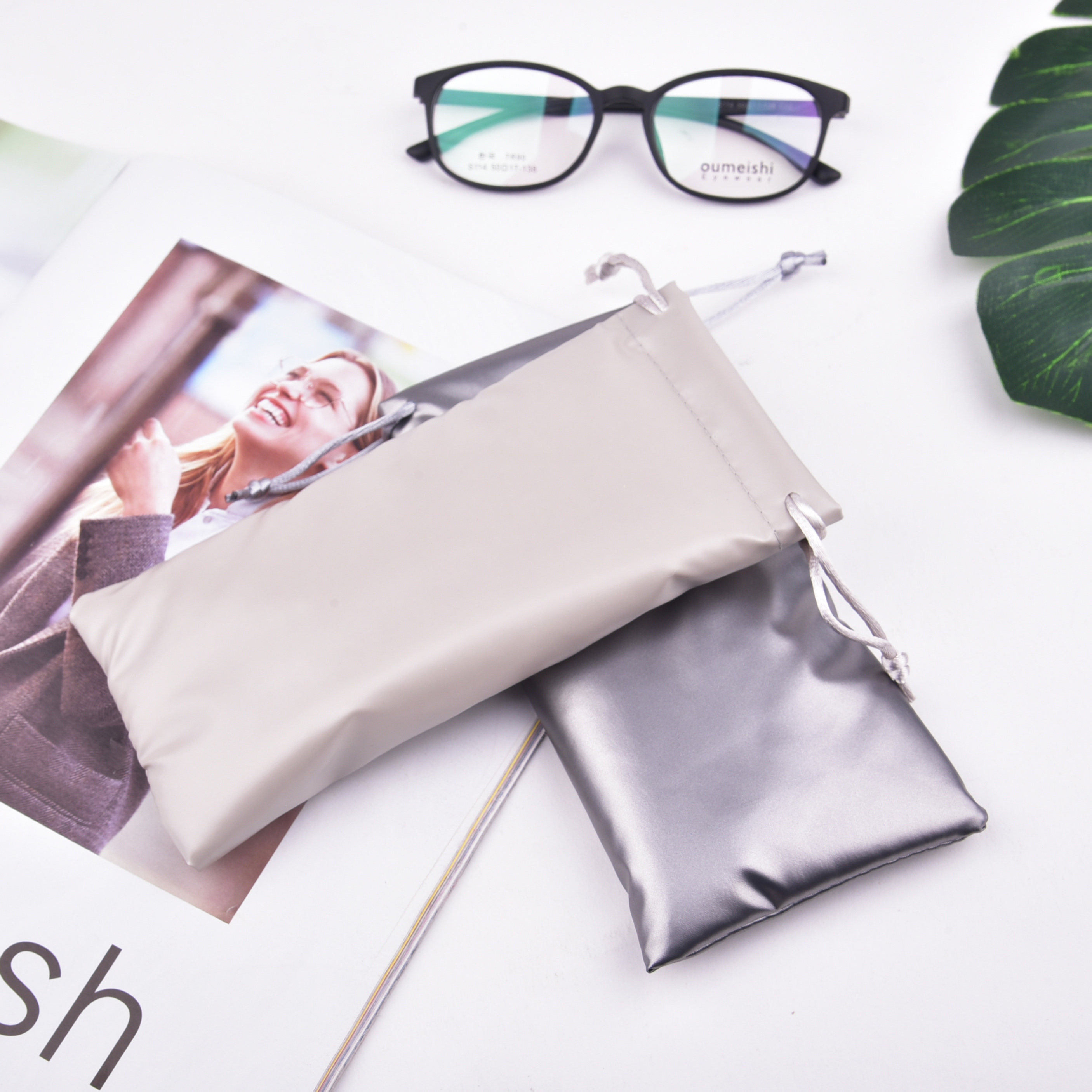 Wholesale Luxury Custom Logo Light weight Waterproof Dustproof Down Feather Glasses Bag